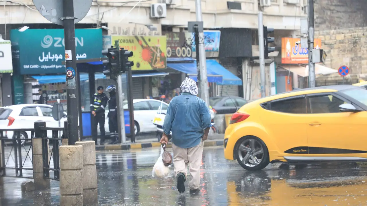 الأمن العام يصدر تحذيرات مشددة تزامناً مع تأثر الأردن بالمنخفض الجوي الحالي